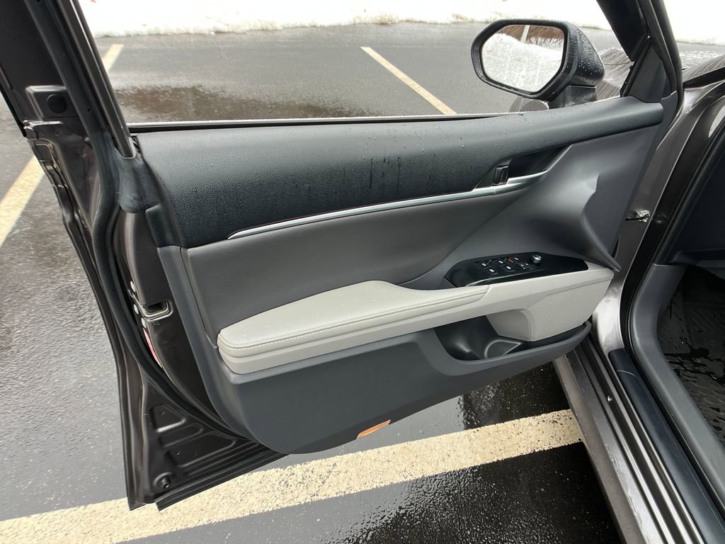 Used 2020 Toyota Camry XLE image 11
