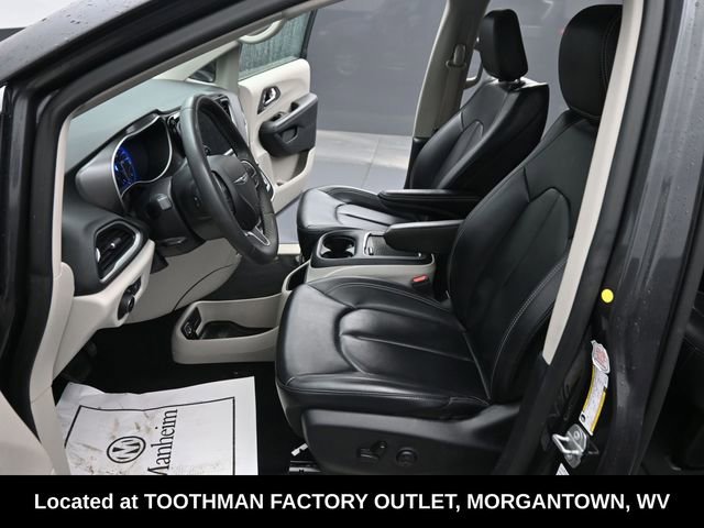 Used 2023 Chrysler Pacifica Touring-L image 14