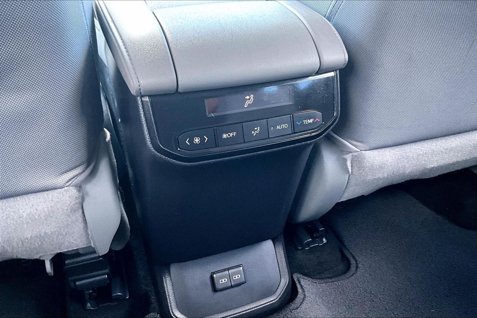 Used 2022 Toyota Highlander LE AWD/4WD image 33