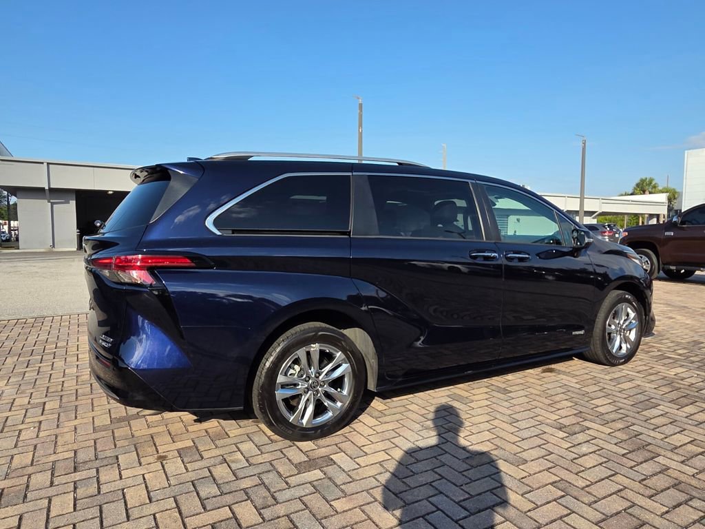 Used 2021 Toyota Sienna Limited image 11