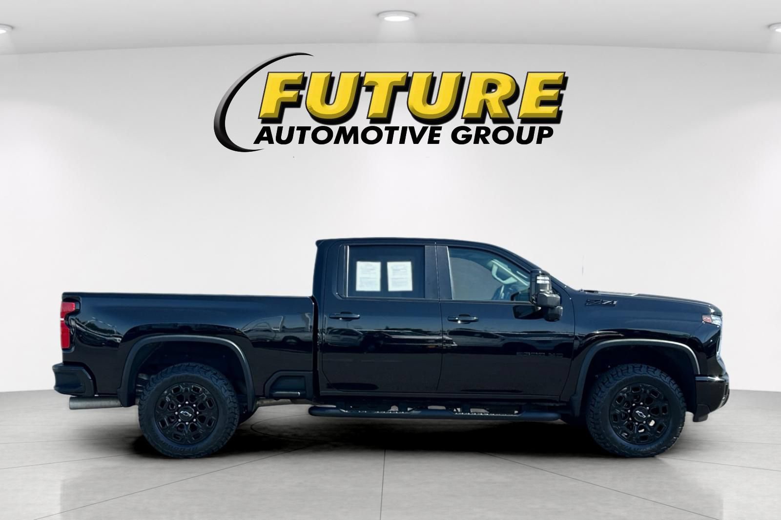 Used 2024 Chevrolet Silverado 2500 LT w/ Midnight Edition AWD/4WD image 2