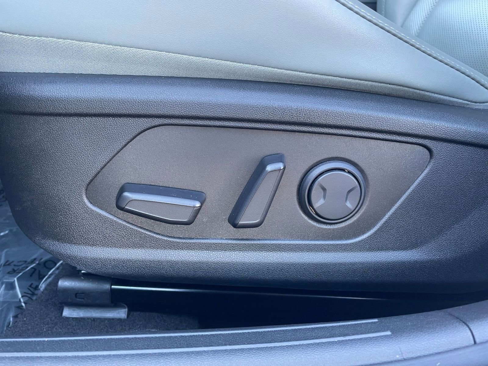 Used 2025 Hyundai Elantra Limited image 23