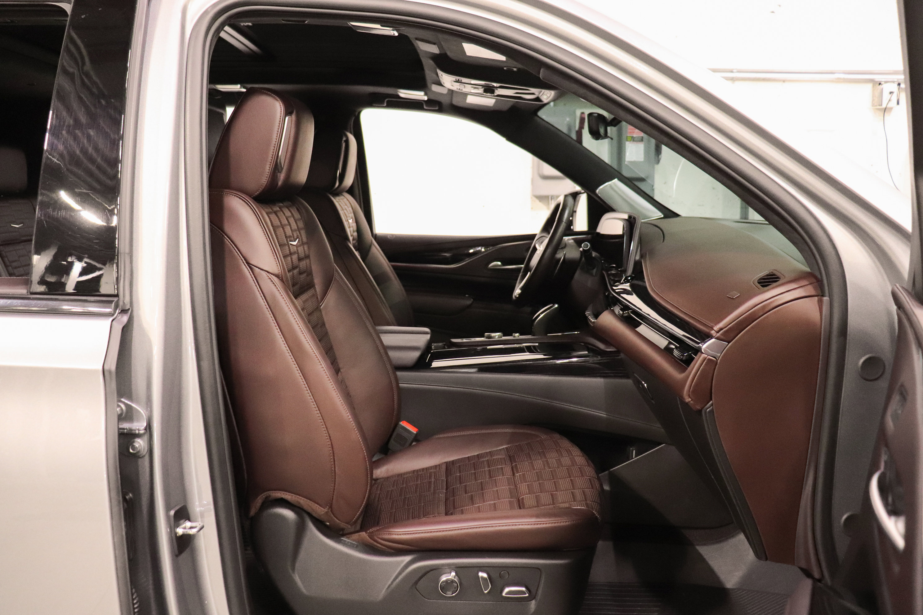 Used 2024 Cadillac Escalade ESV V w/ LPO, ONYX Package image 15