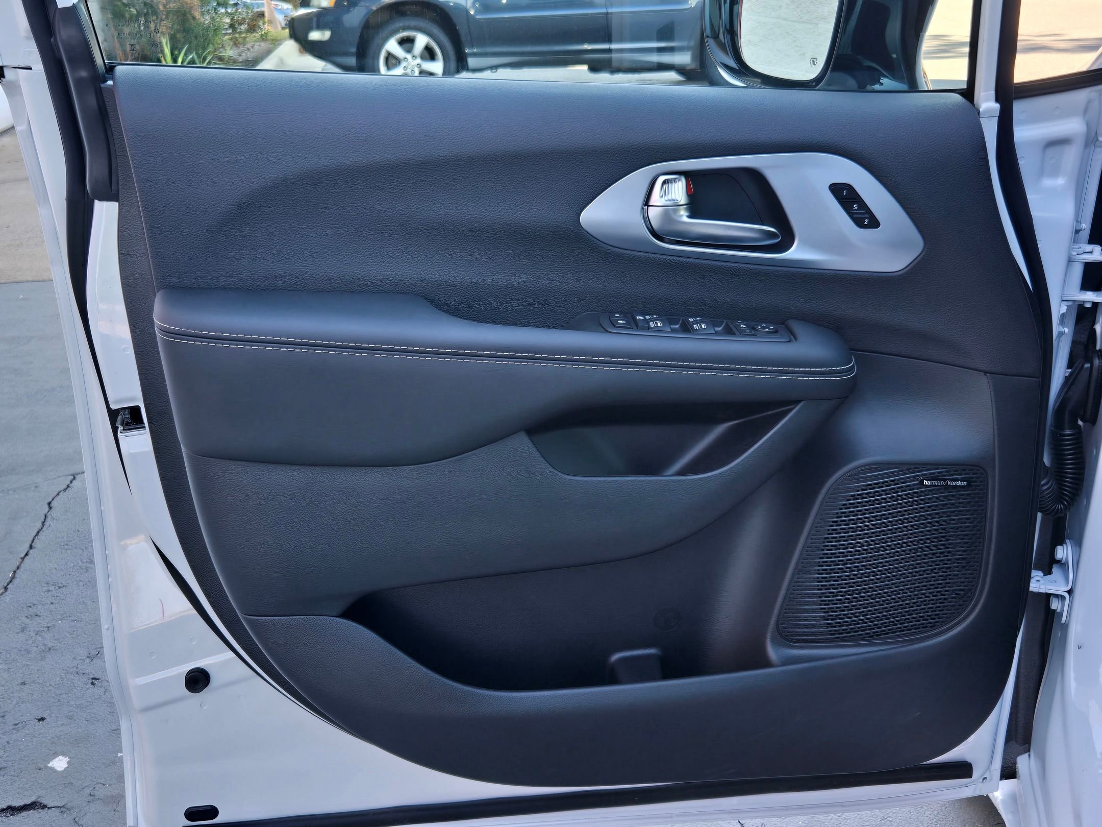 New 2026 Chrysler Pacifica Limited w/ Uconnect Theater Family Group image 18