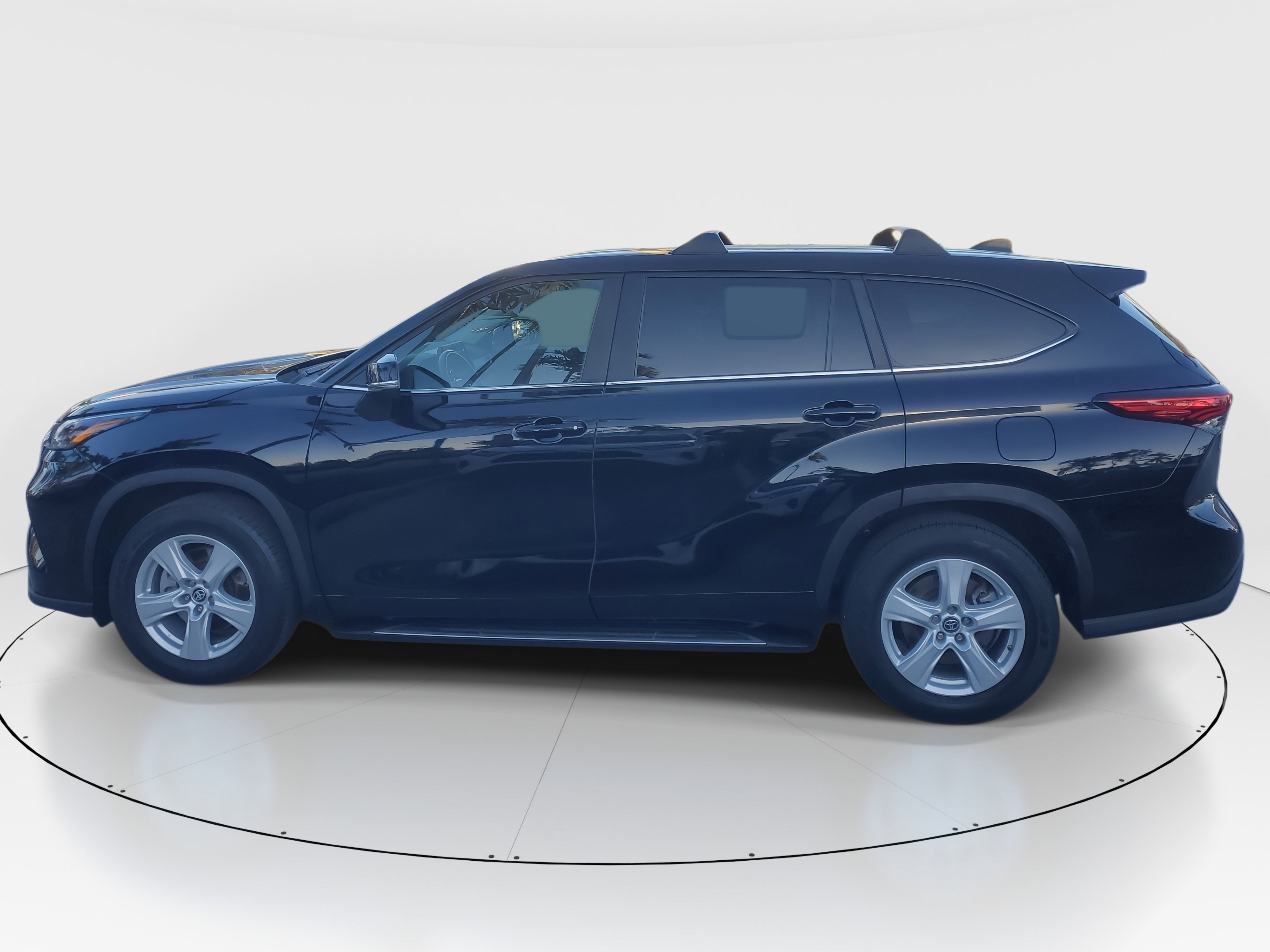 Used 2023 Toyota Highlander LE image 6