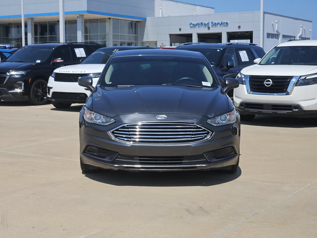 Used 2018 Ford Fusion SE w/ Fusion SE Technology Package FWD image 2
