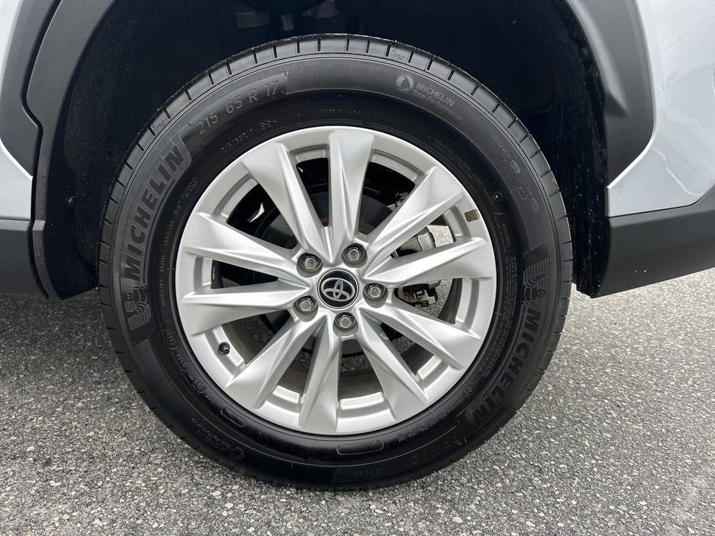 Used 2025 Toyota Corolla Cross LE image 27