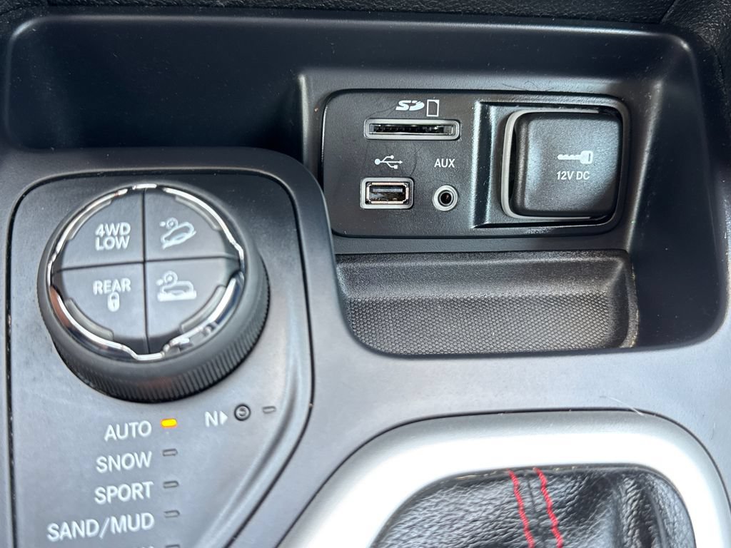 Used 2015 Jeep Cherokee Trailhawk w/ Leather Interior Group AWD/4WD image 30