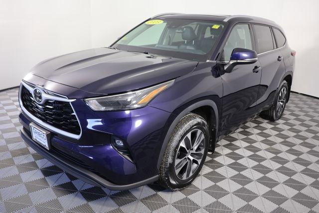 Used 2023 Toyota Highlander XLE image 4
