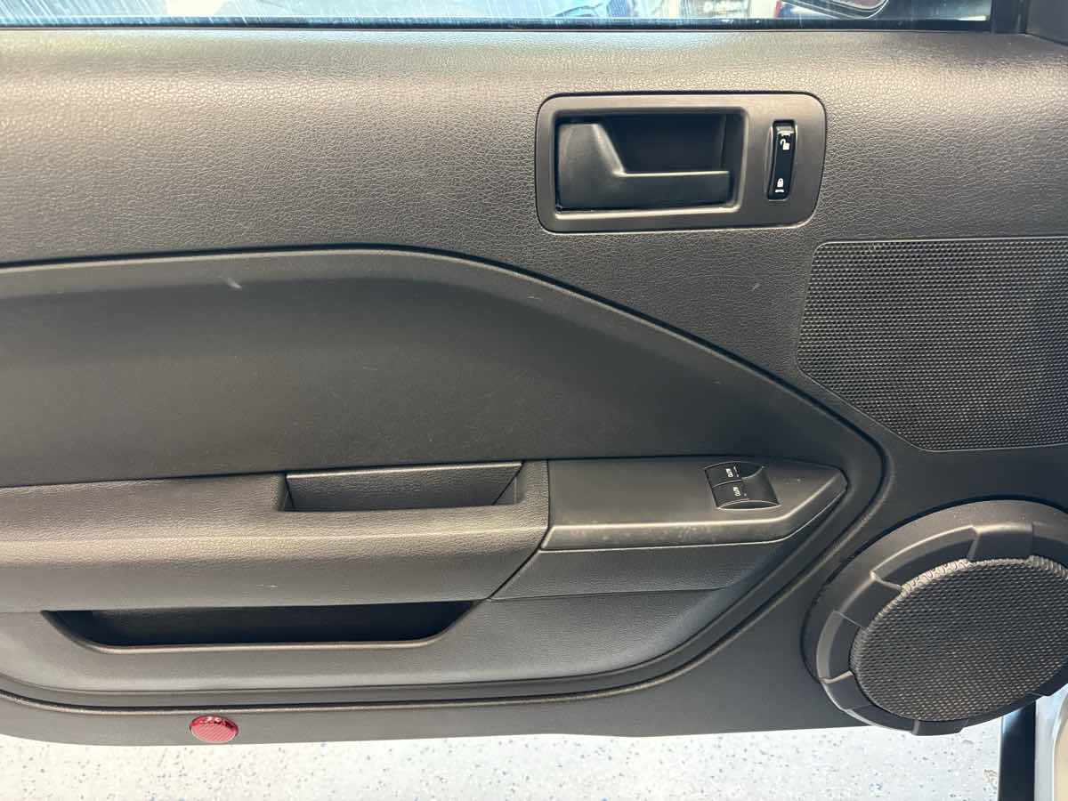 Used 2005 Ford Mustang Deluxe image 15