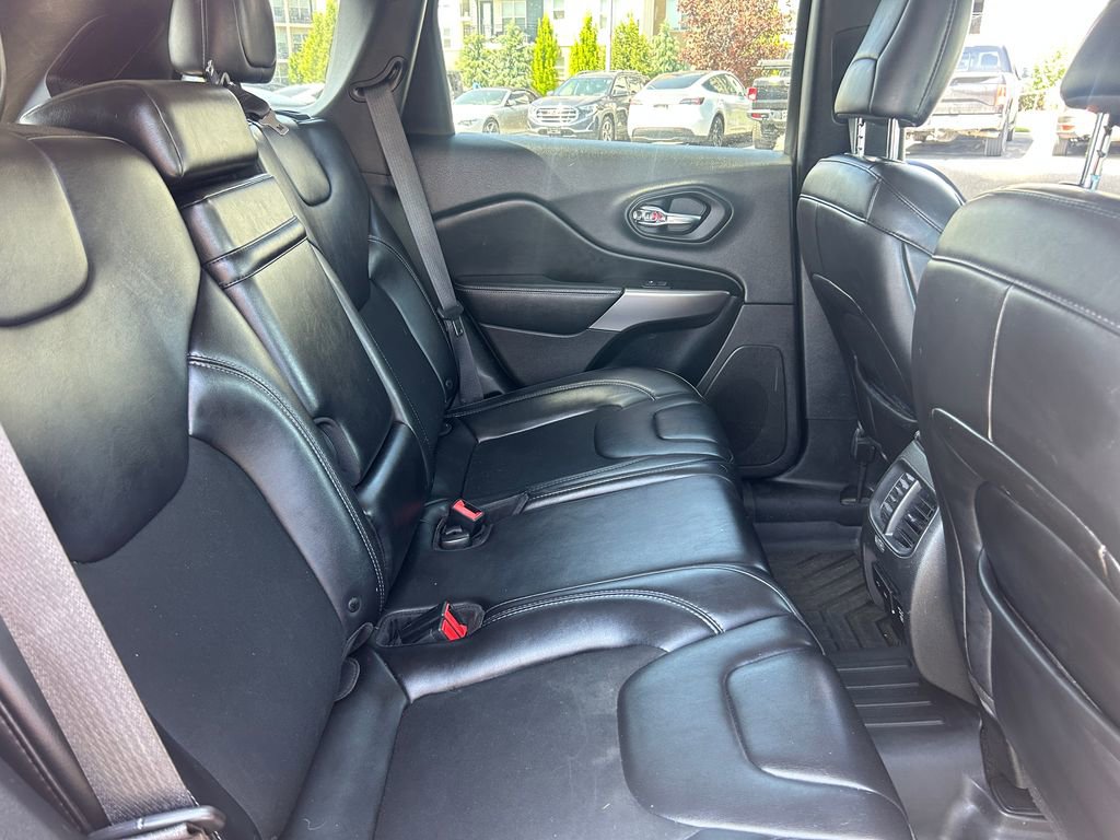 Used 2019 Jeep Cherokee Latitude Plus w/ Comfort/Convenience Group FWD image 32