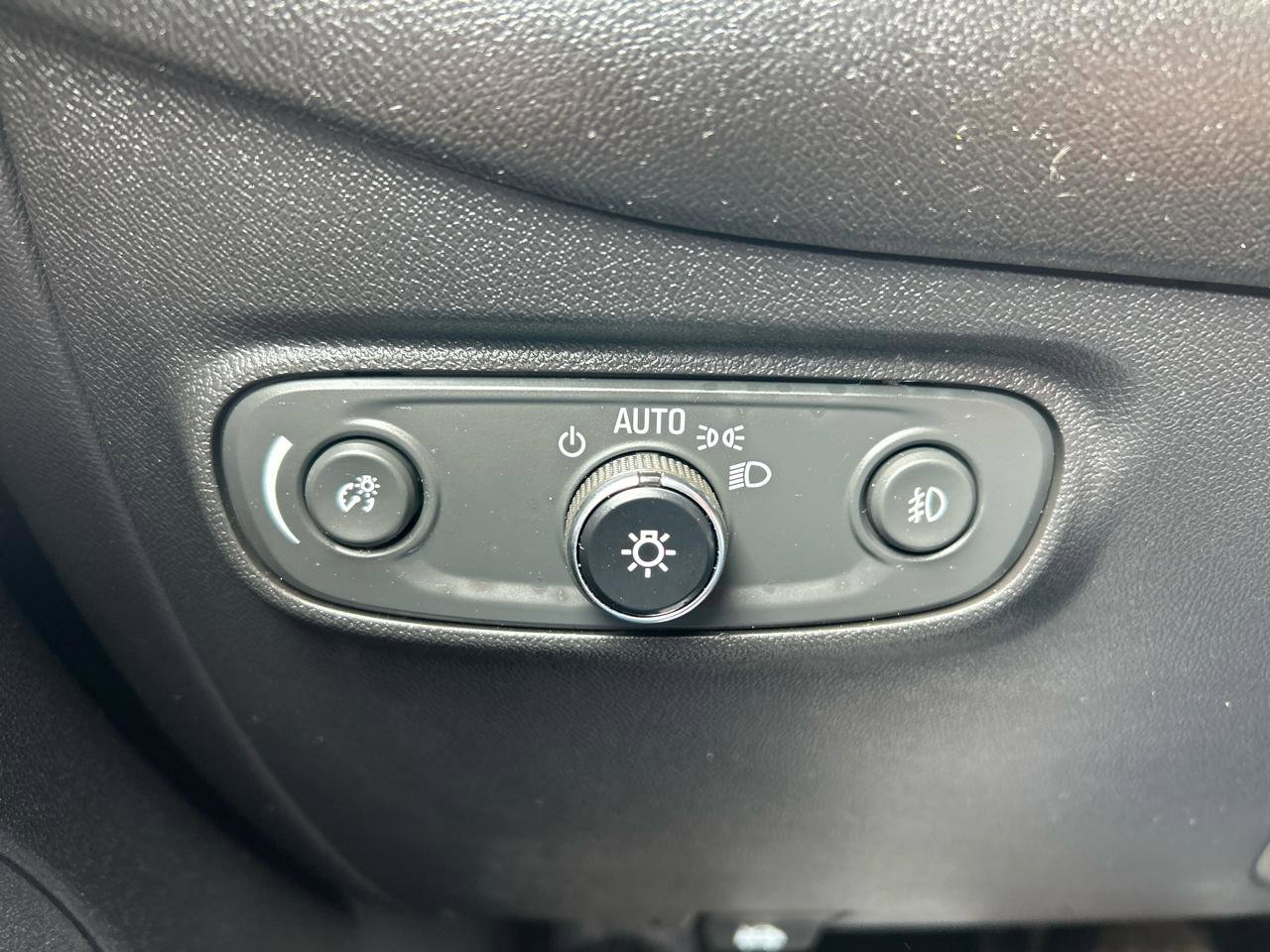 Used 2020 Chevrolet Equinox LT w/ Driver Convenience Package image 10