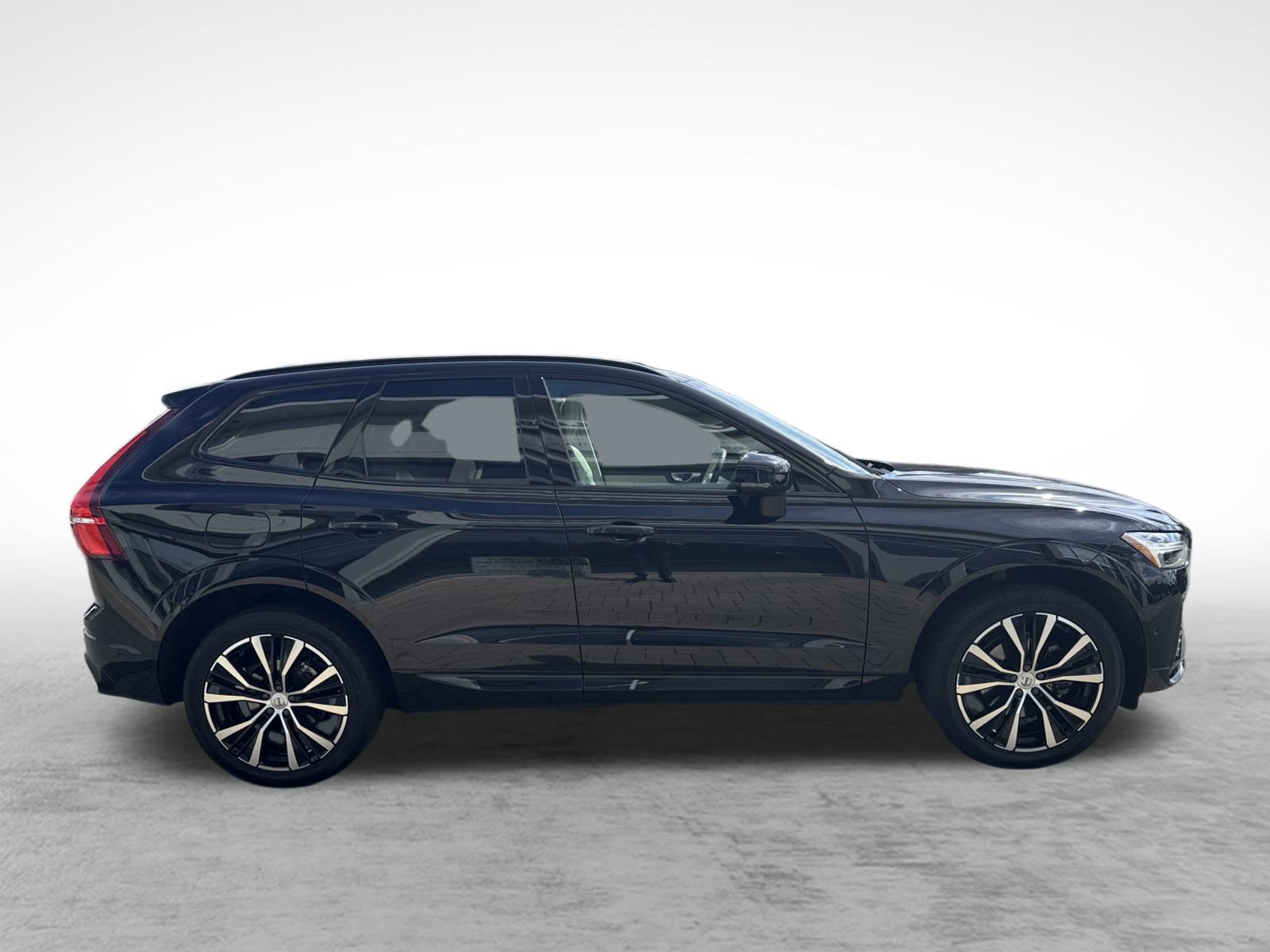 Used 2024 Volvo XC60 B5 Plus w/ Protection Package Premier image 4