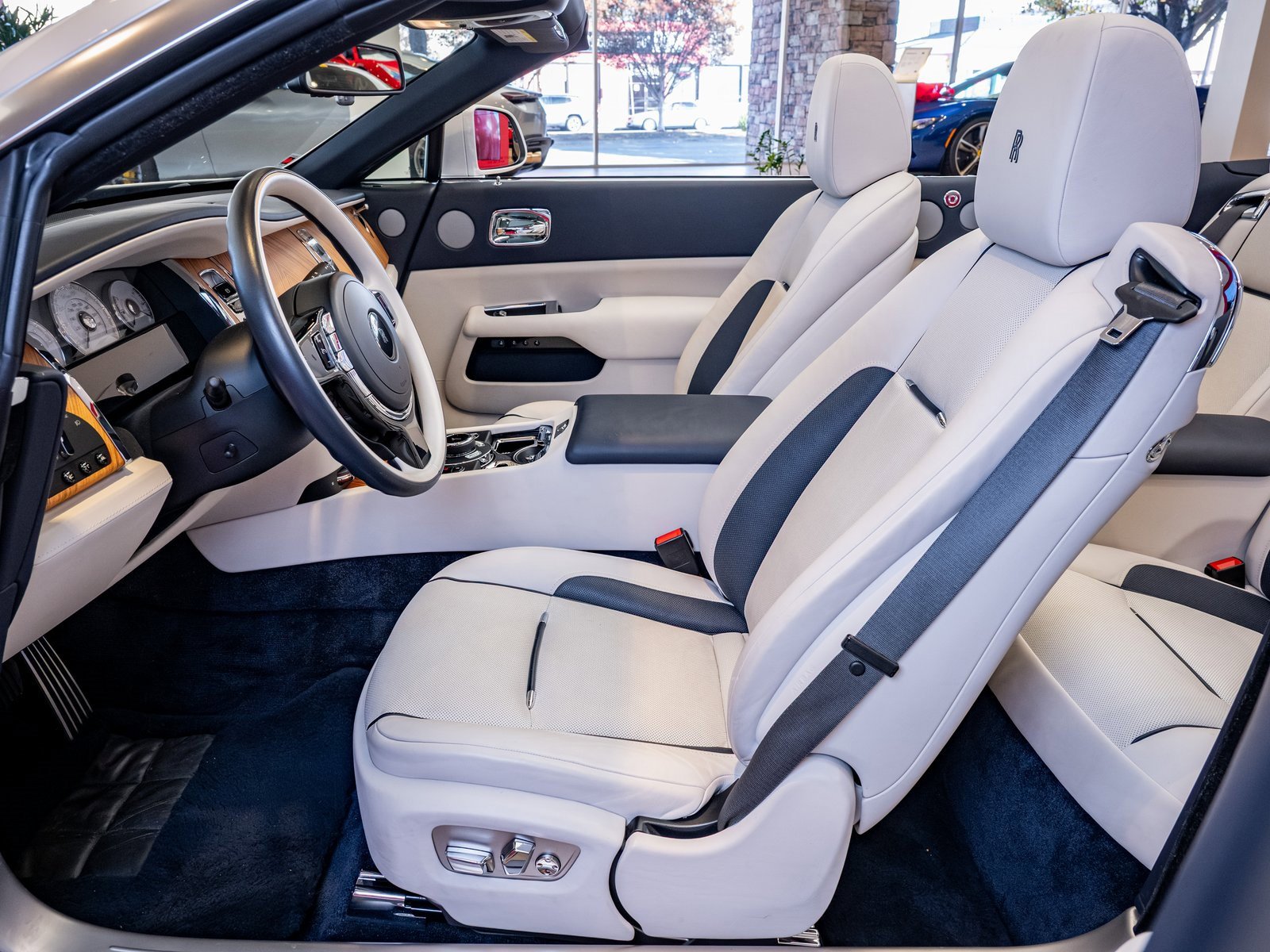 Used 2018 Rolls-Royce Dawn image 10