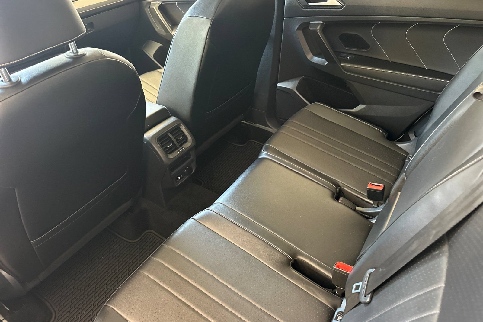 Used 2022 Volkswagen Tiguan SE FWD image 12