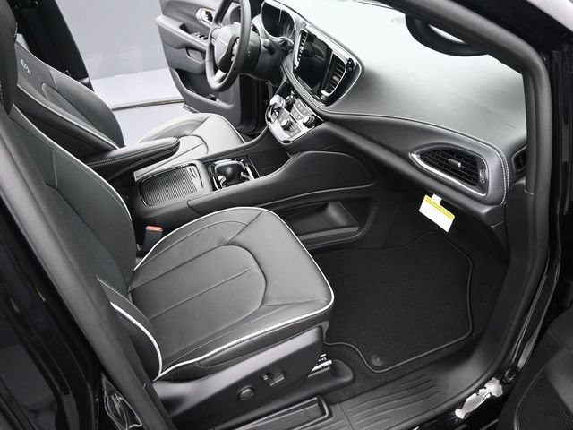 New 2025 Chrysler Pacifica Limited FWD image 17