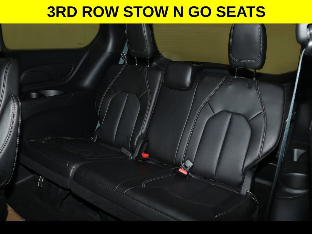 Used 2025 Chrysler Pacifica Select image 6