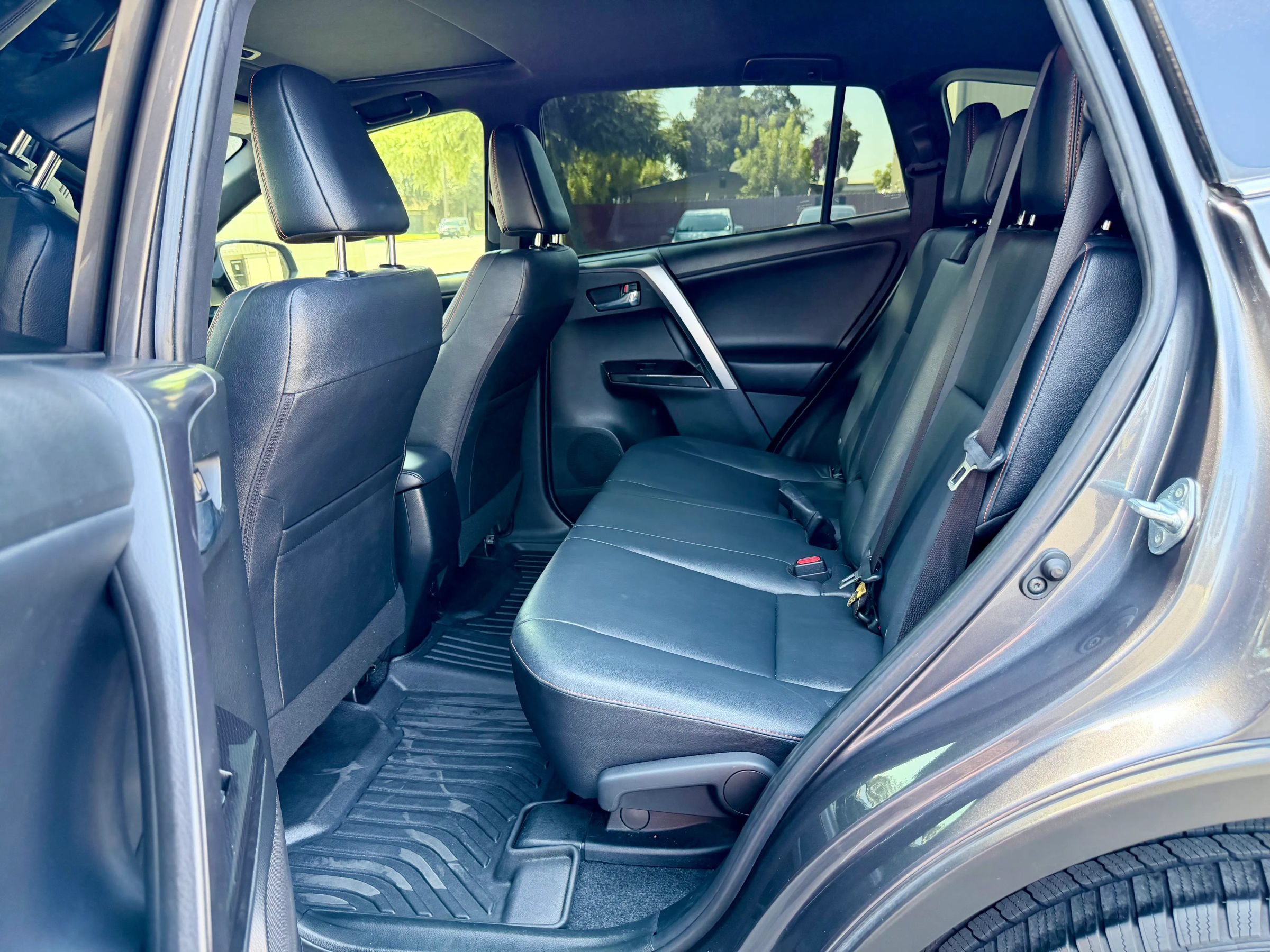 Used 2018 Toyota RAV4 SE w/ Power Extra Value Package AWD/4WD image 12