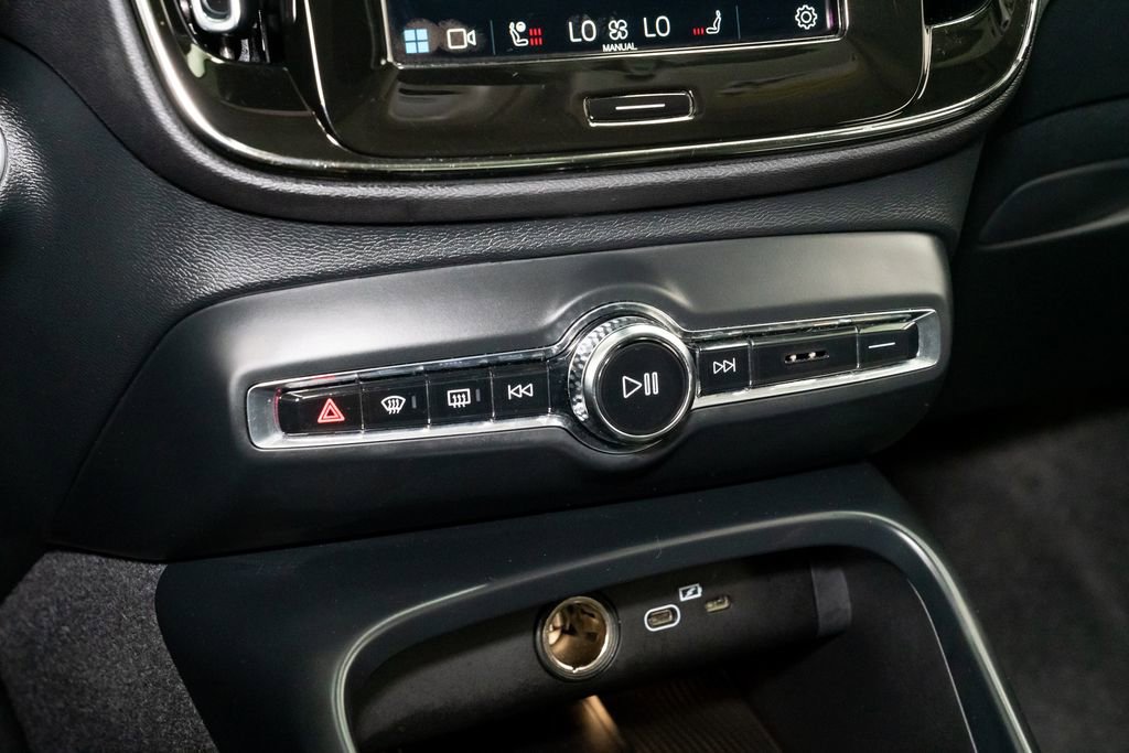 Used 2024 Volvo XC40 B5 Plus w/ Climate Package image 19