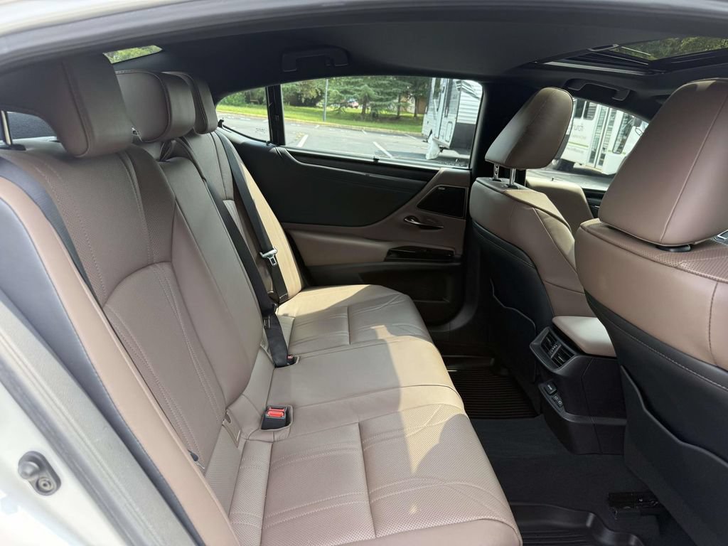 Used 2025 Lexus ES 300h Ultra Luxury w/ Accessory Package (Z2) FWD image 16