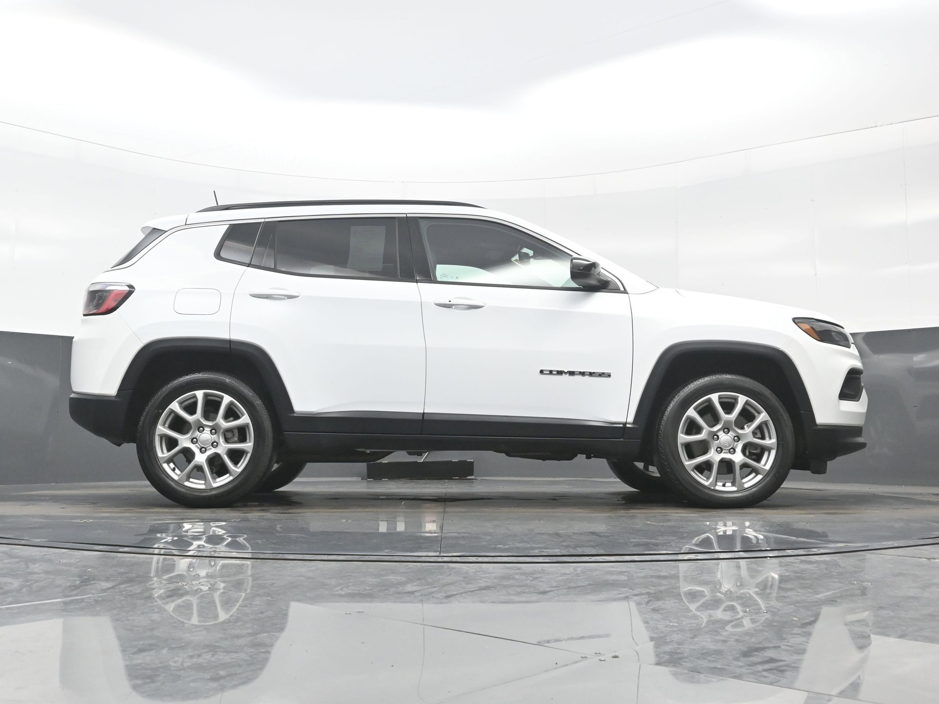 Used 2023 Jeep Compass Latitude image 31