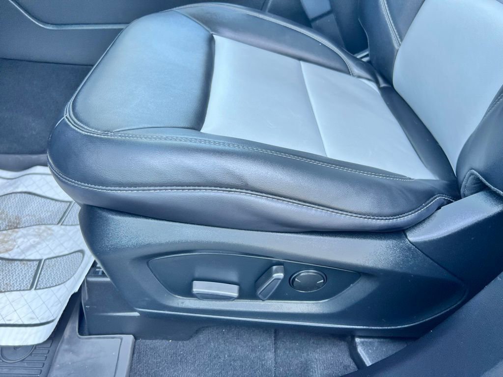 Used 2022 Ford Explorer XLT w/ Equipment Group 202A image 21