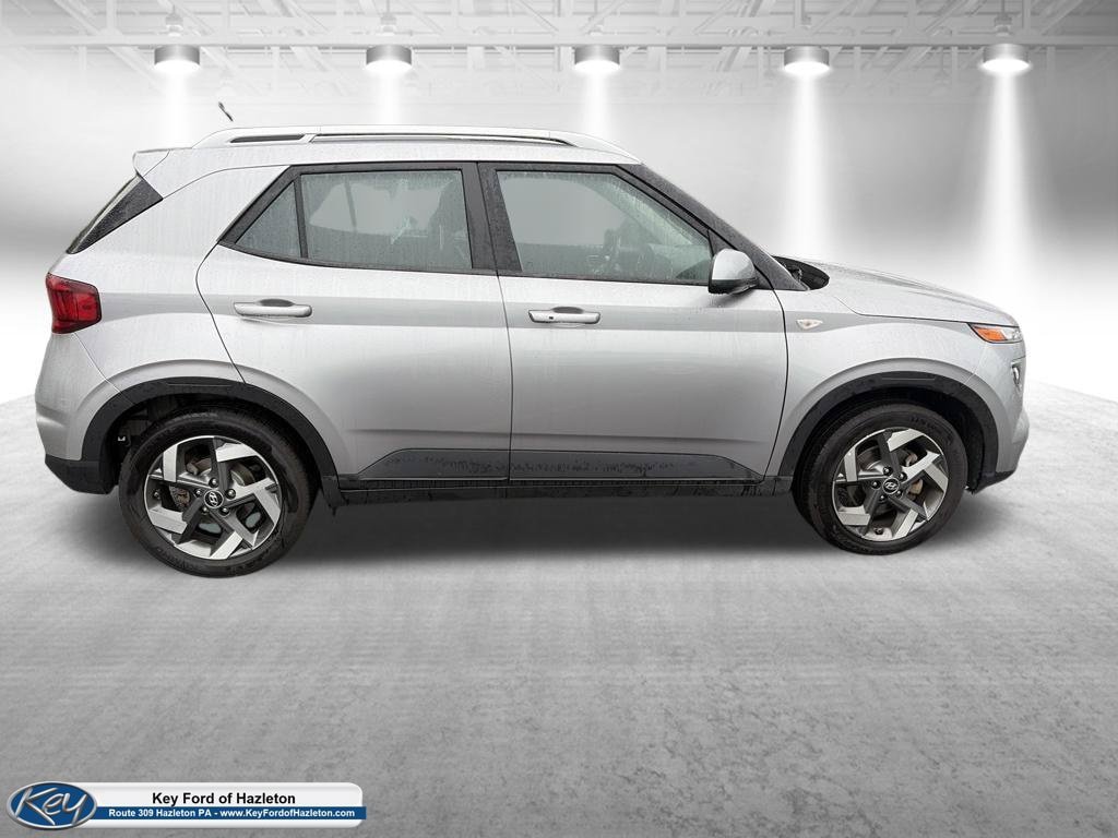 Used 2025 Hyundai Venue SEL FWD image 12