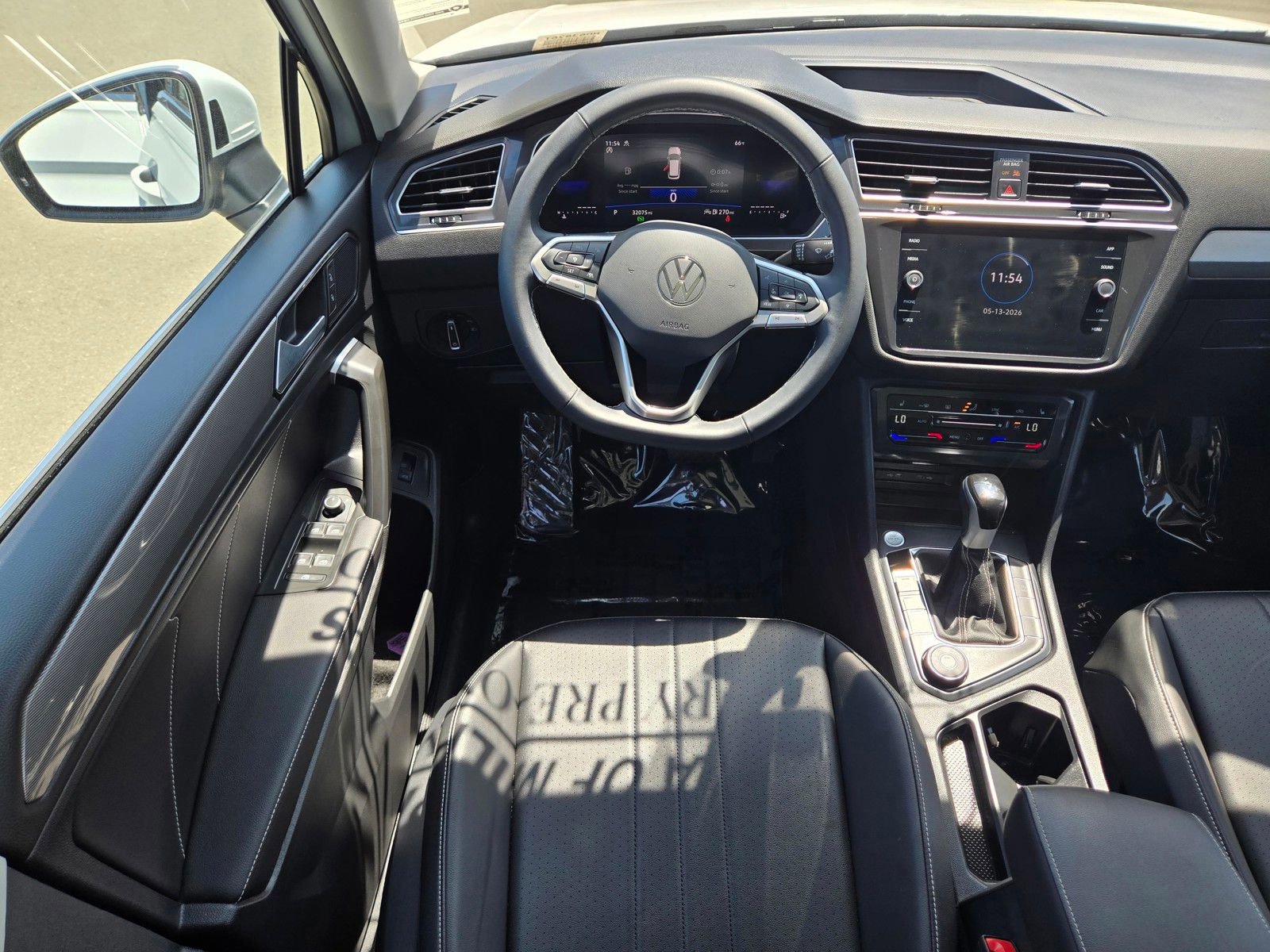 Used 2024 Volkswagen Tiguan SE w/ Panoramic Sunroof Package AWD/4WD image 18