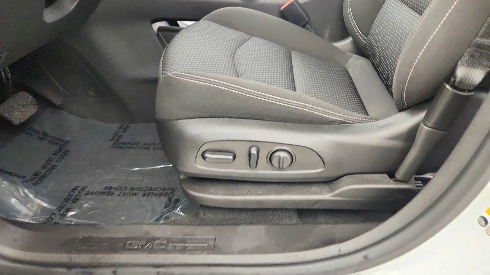 Used 2024 GMC Terrain SLE w/ Driver Convenience Package FWD image 15