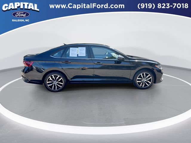 Used 2025 Volkswagen Jetta SE FWD image 9