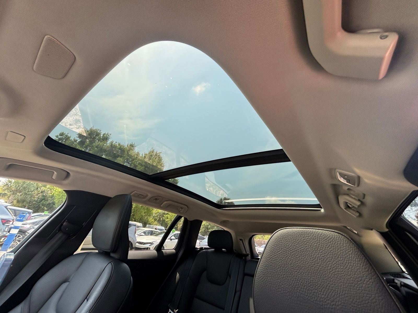 Used 2025 Volvo V60 B5 Cross Country Plus image 36