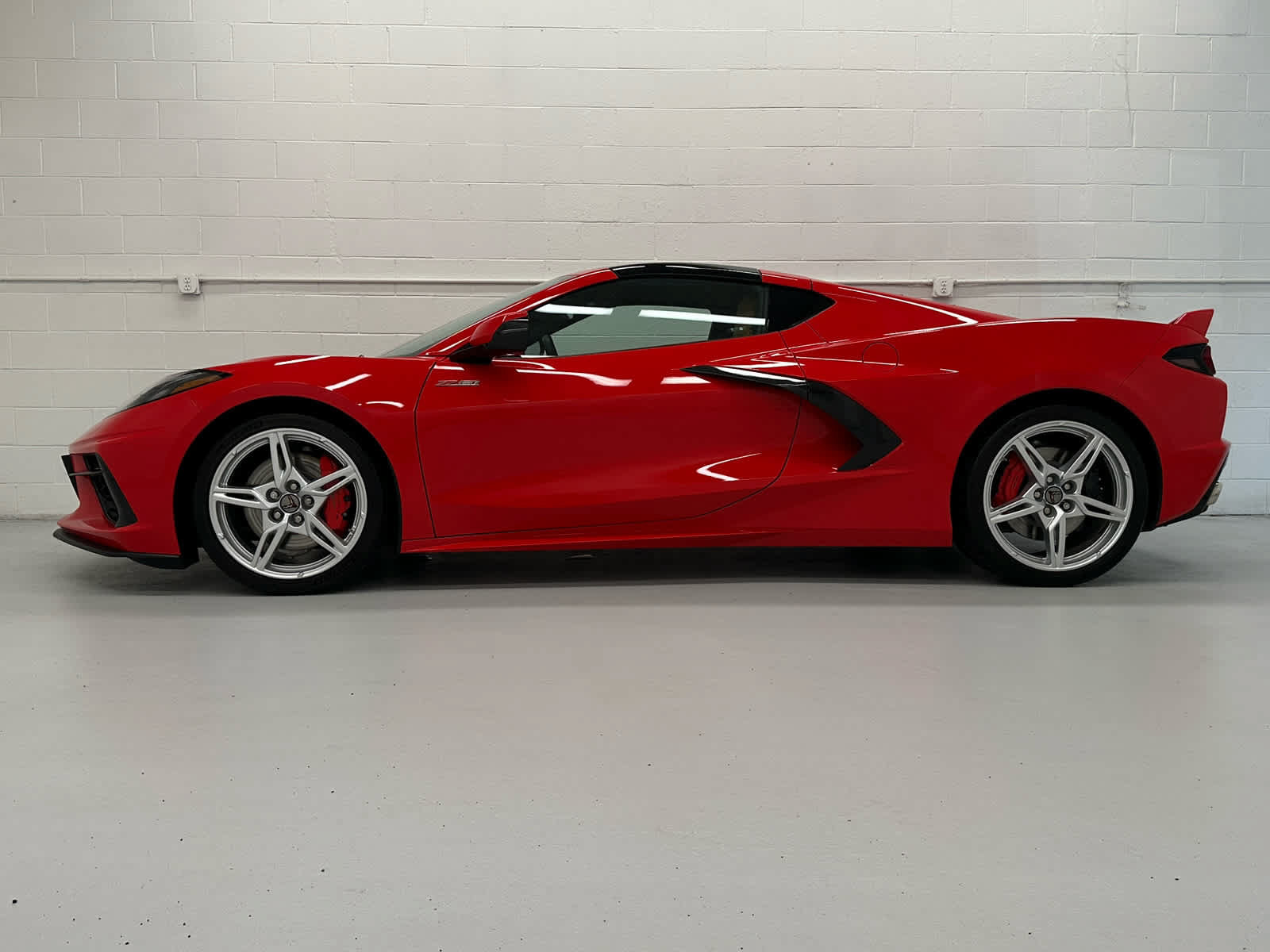 Used 2021 Chevrolet Corvette Stingray Premium Cpe w/ Z51 Performance Package RWD image 3
