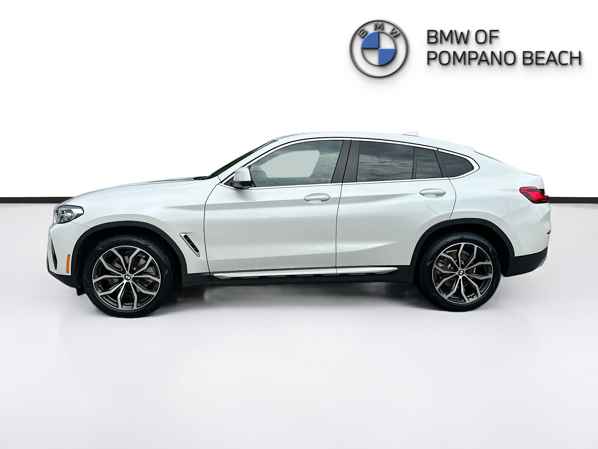 Used 2023 BMW X4 xDrive30i AWD/4WD image 4