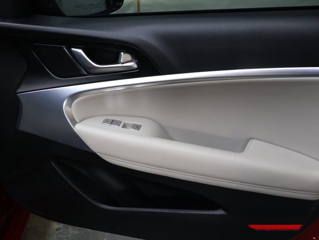 Used 2023 Genesis G70 2.0T image 12