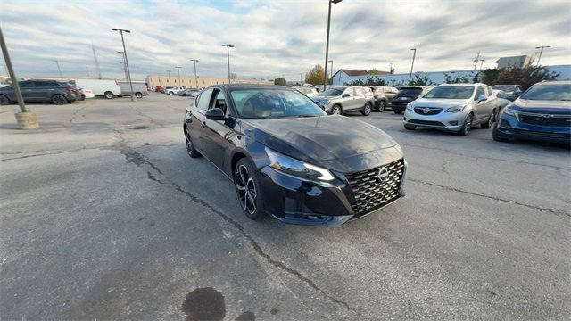 Used 2024 Nissan Altima 2.5 SR image 2