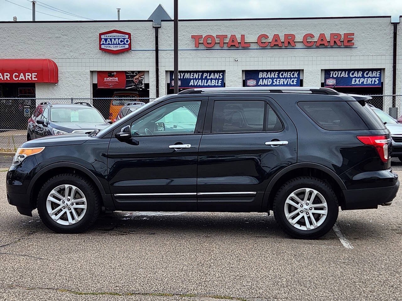 Used 2015 Ford Explorer XLT w/ Equipment Group 202A AWD/4WD image 2