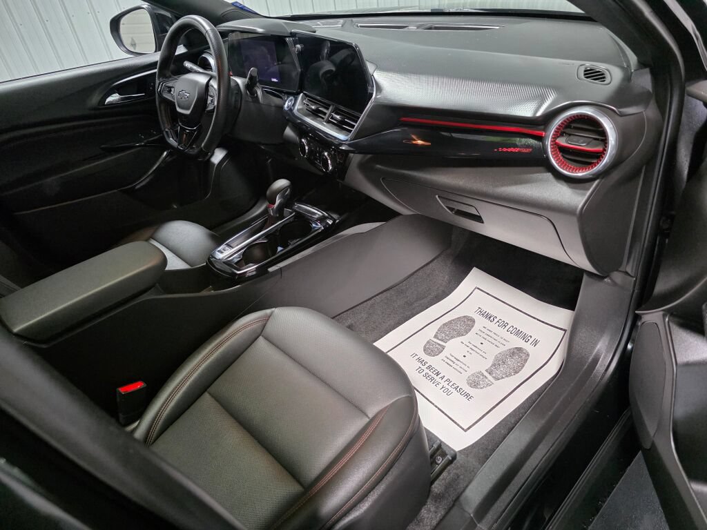 Used 2024 Chevrolet Trax RS w/ Sunroof Package FWD image 7