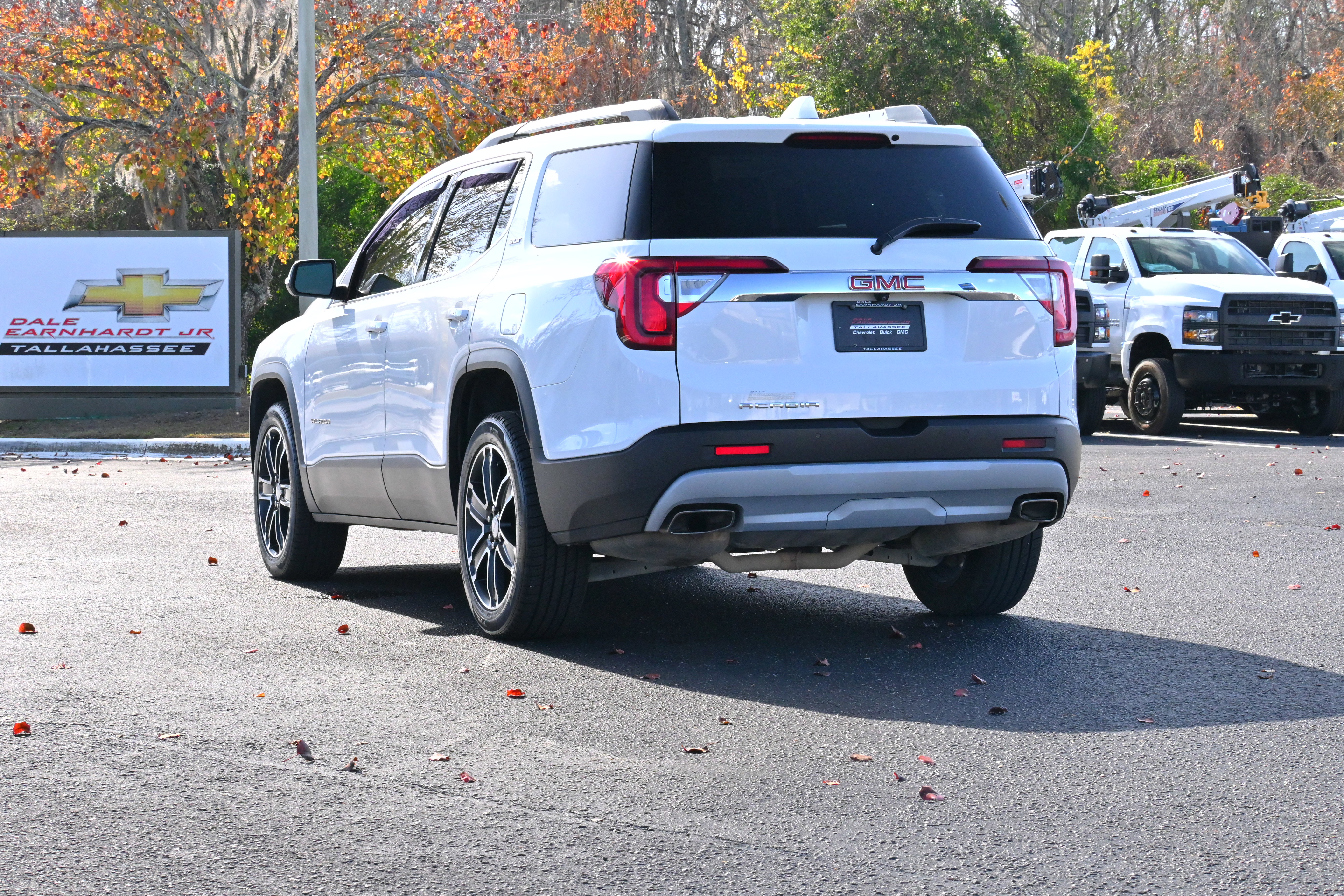 Used 2022 GMC Acadia SLT w/ Technology Package image 3