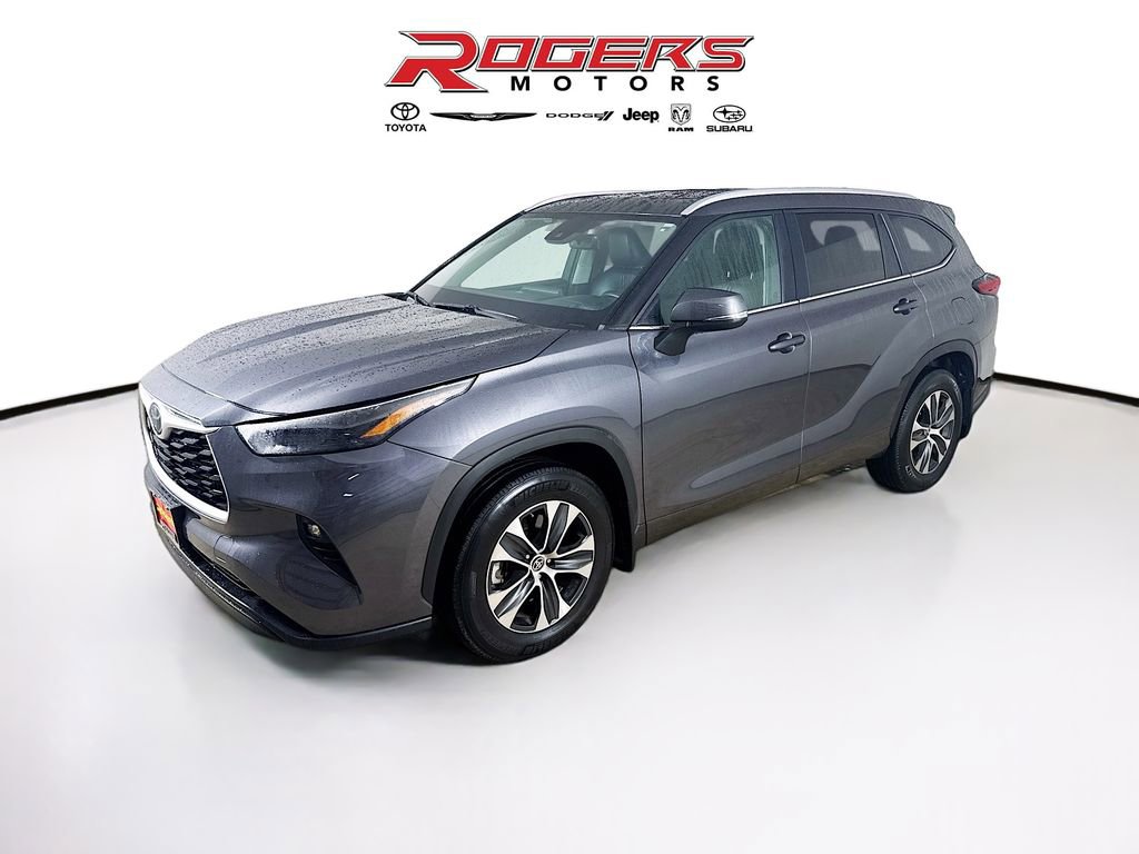 Used 2023 Toyota Highlander XLE image 3