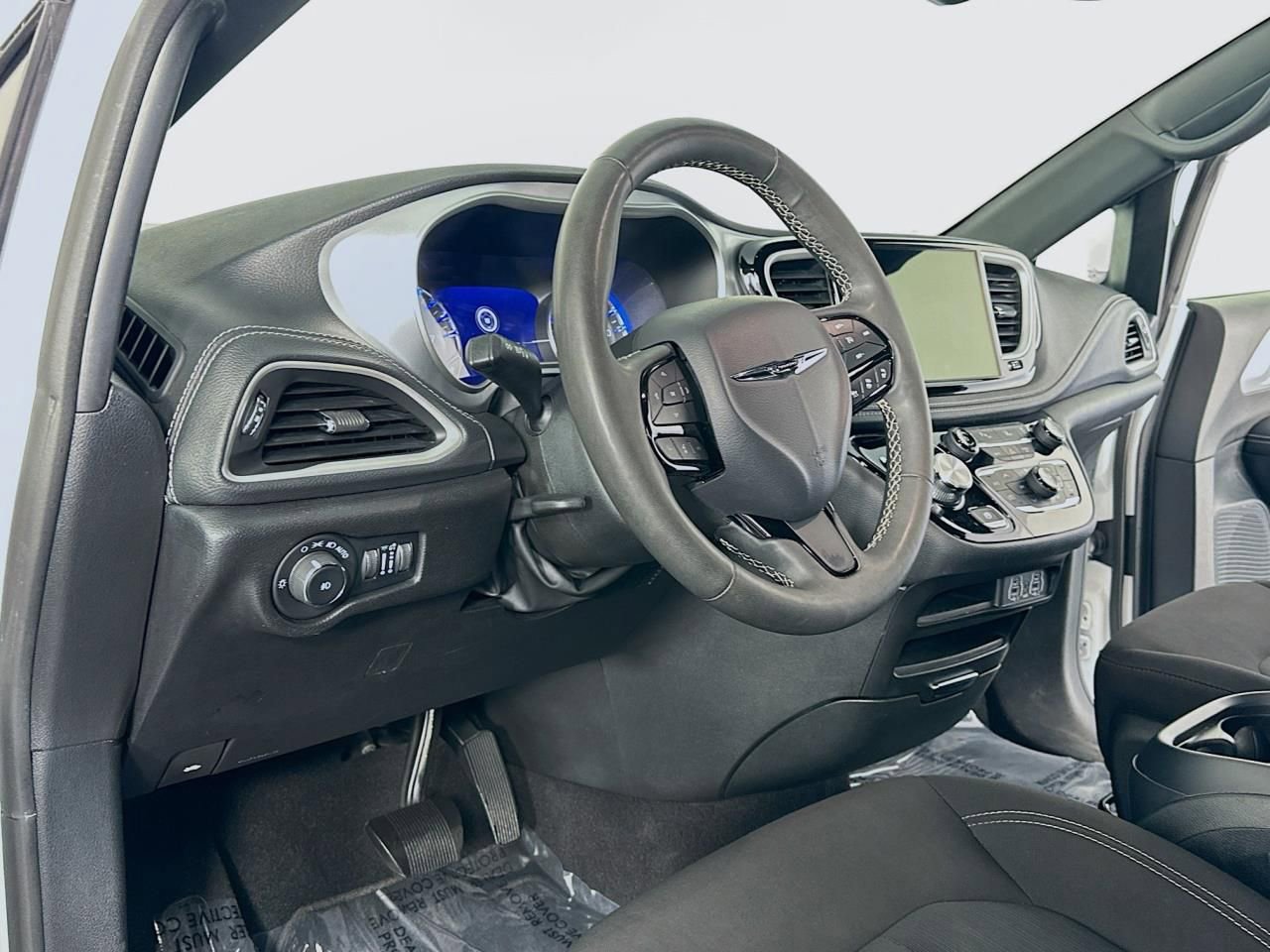 Used 2023 Chrysler Pacifica Touring image 10
