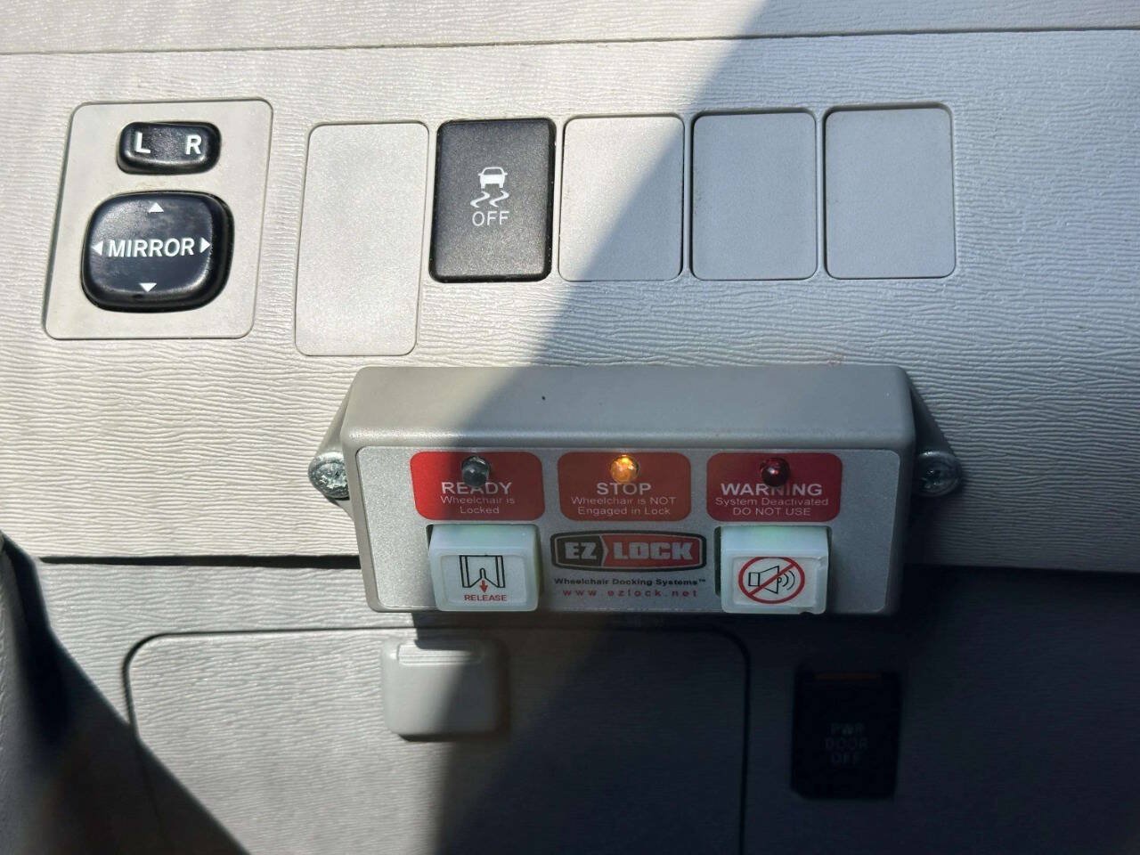Used 2013 Toyota Sienna LE FWD image 33