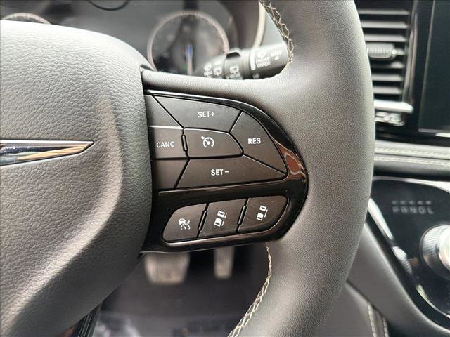 Used 2025 Chrysler Pacifica Limited FWD image 16