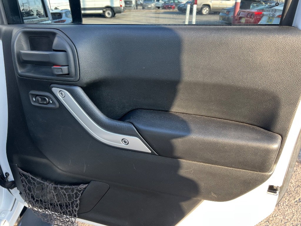 Used 2017 Jeep Wrangler Unlimited Sahara w/ Connectivity Group image 36