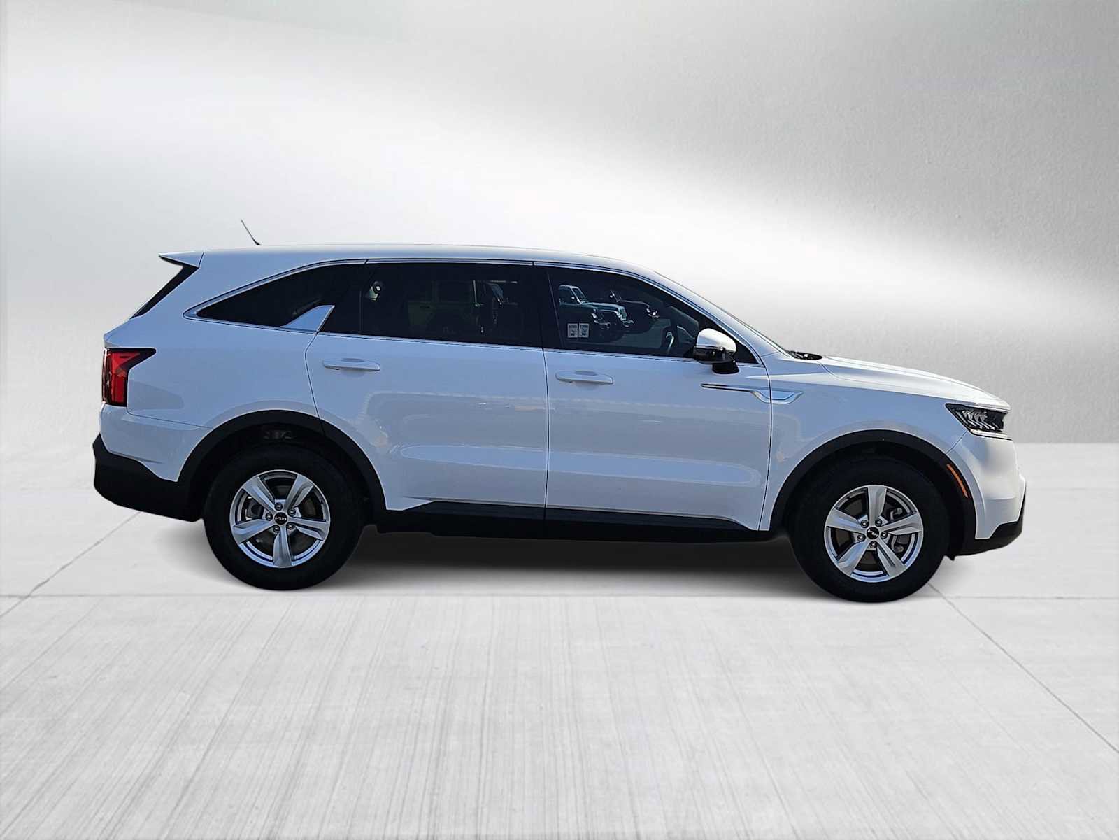 Used 2023 Kia Sorento LX image 9
