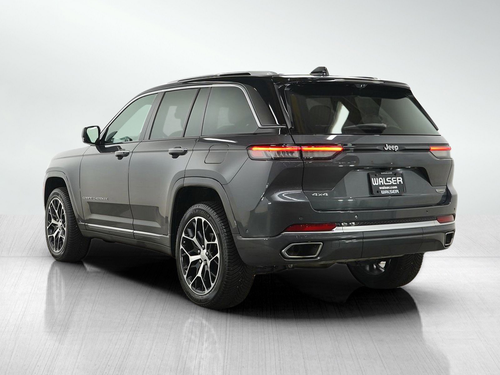 Used 2024 Jeep Grand Cherokee Summit AWD/4WD image 3
