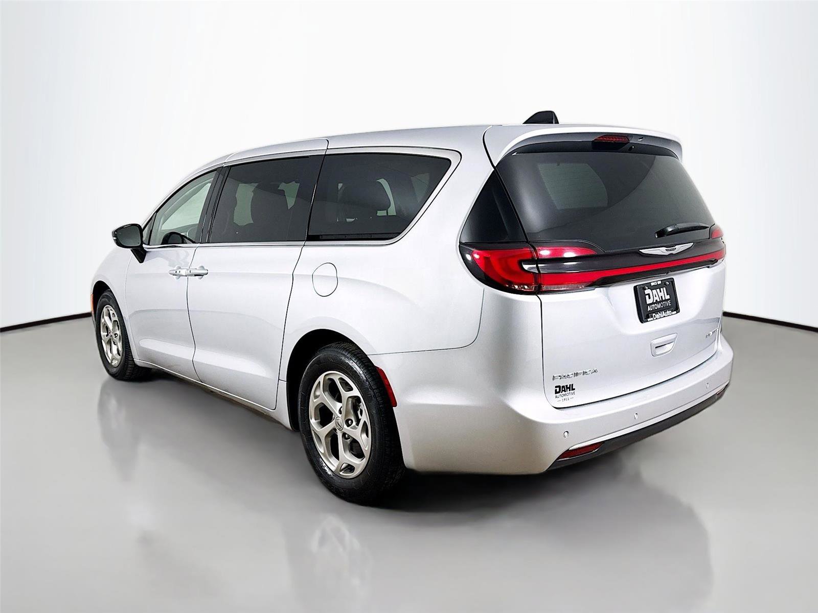 Used 2024 Chrysler Pacifica Limited image 5