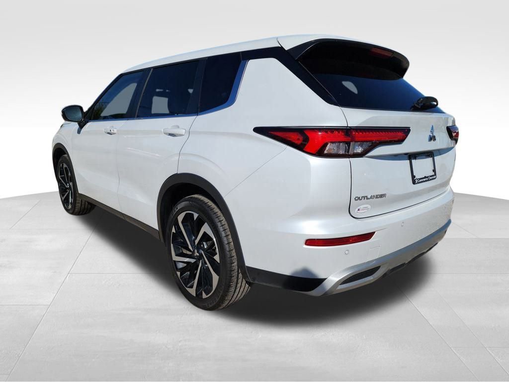 Used 2024 Mitsubishi Outlander SE Black Edition image 6