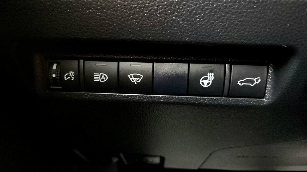 Used 2021 Toyota RAV4 XLE Premium AWD/4WD image 33