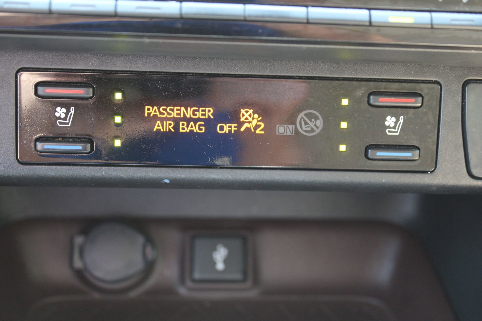 Used 2022 Toyota RAV4 Limited AWD/4WD image 42