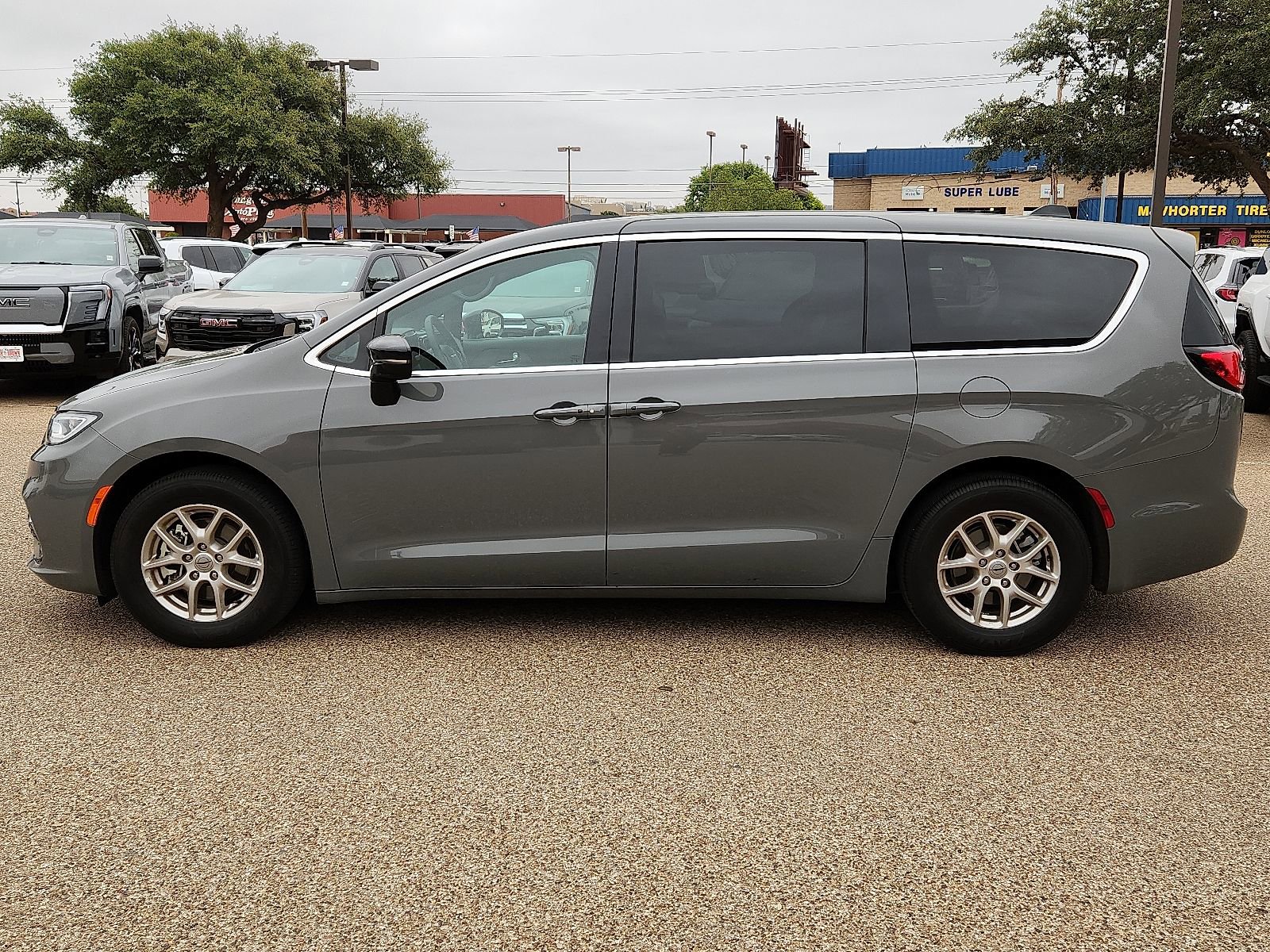 Used 2025 Chrysler Pacifica Select FWD image 2